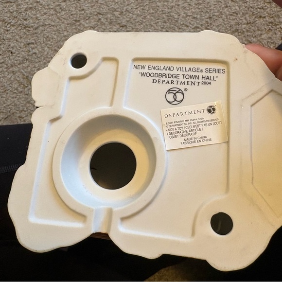 Dept 56 New England Village Series Woodbridge Town Hall 56.56670 56670 Christmas - Picture 8 of 8